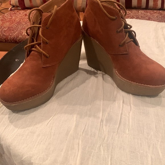 Boots - Picture 3 of 4